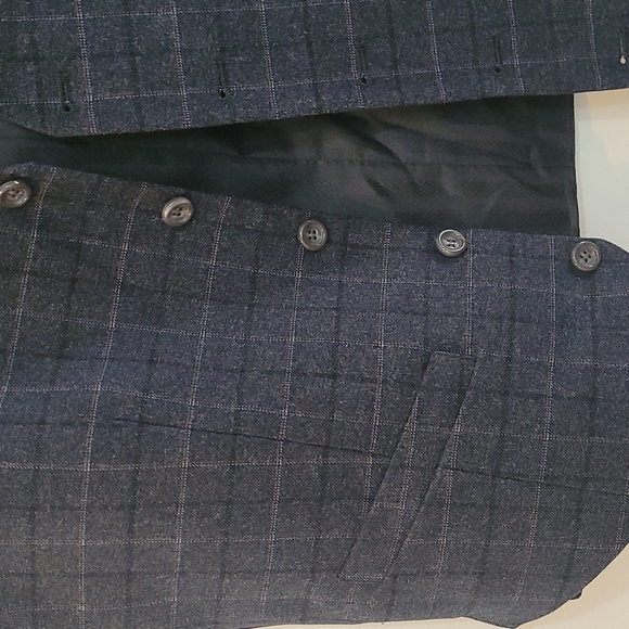 Suit - Picture 9 of 13